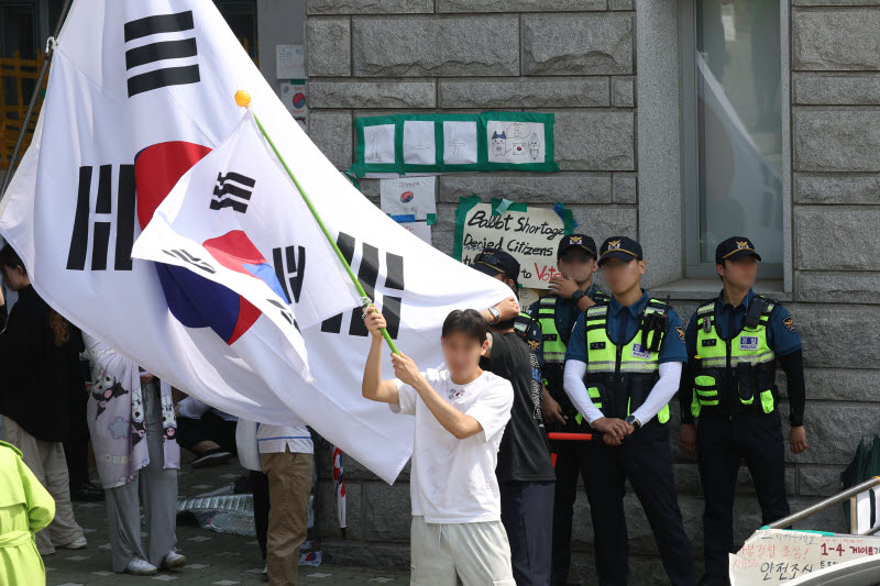경찰 업무 방해하는 부정선거 시위자들                                                                                                                                                              