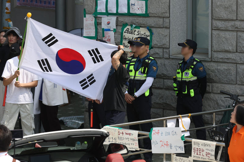태극기로 경찰 시야 방해                                                                                                                                                                           