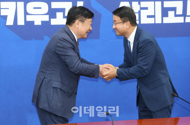 '악수하는 한병도-정점식'                                                                                                                                                                