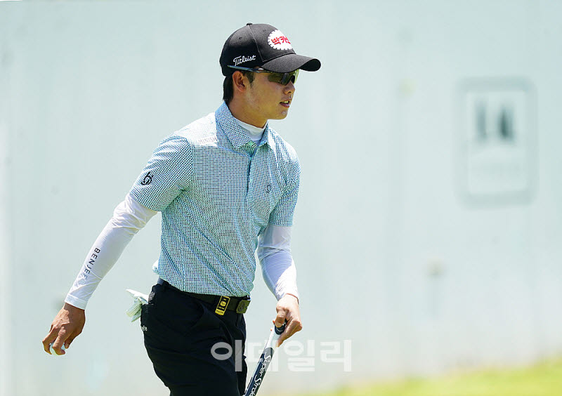  홀아웃하는 송민혁                                                                                                                                                                                