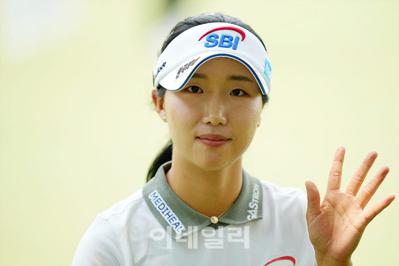 이동은,첫 홀 반가운 손인사                                                                                                                                                                        
