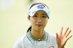 [포토]이동은,첫 홀 반가운 손인사                                                                                                                                                                        