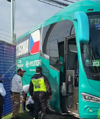 훈련장 앞에서 멈춰선 버스…체코, 한국전 앞두고 ‘도보 이동’ 해프닝