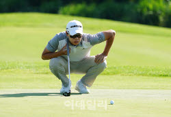 [포토] 최찬, 신중히 읽는 라인                                                                                                                                                                           