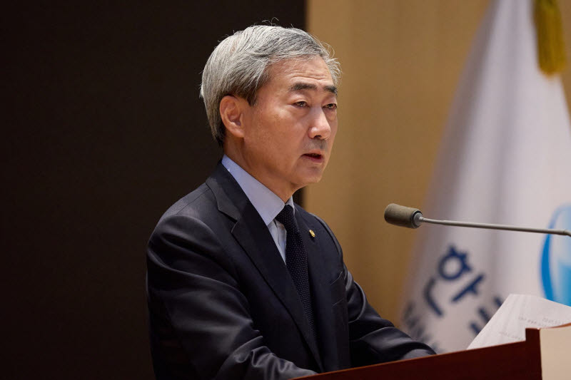 신현송 "환율, 외국인 주식자금 유출로 높은 수준…점차 안정화될 것"