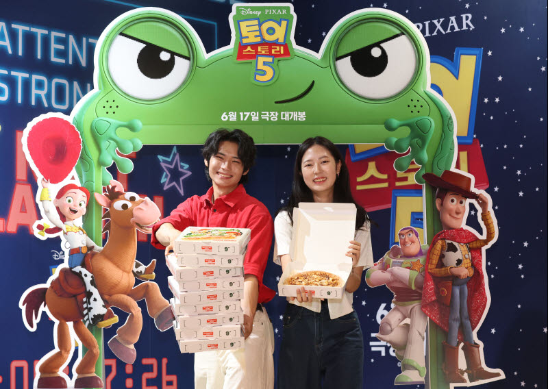 '토이스토리 5'와 함께 파파존스 드세요~                                                                                                                                                  