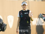 [포토]윤수아,차분한 미소 손인사
