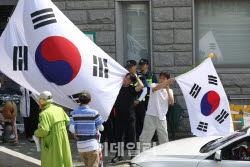 "건물 봉쇄, 시민 검문"…'무소불위' 잠실 시위대, 경찰은 왜 안 막을까