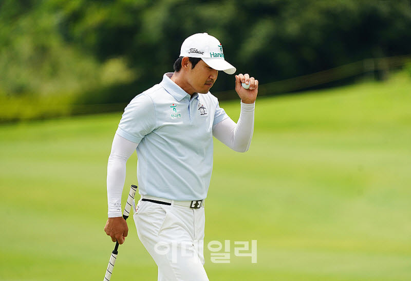  박은신, 버디 인사하며 홀아웃                                                                                                                                                                     
