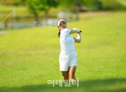 [포토]최가빈,그린에 올라 핀에 붙어라                                                                                                                                                                    