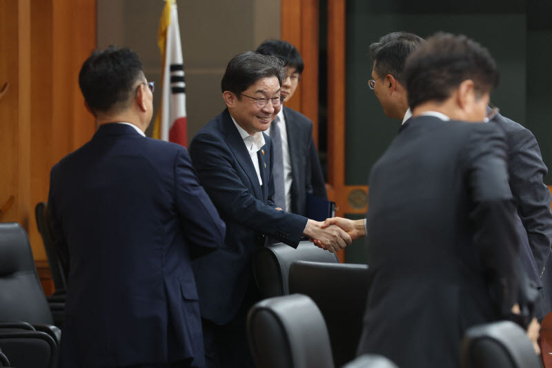 [포토]이억원 금융위원장, 국민성장펀드 운용사와 인사