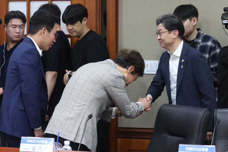 [포토]국민성장펀드 운용사와 인사하는 이억원 위원장