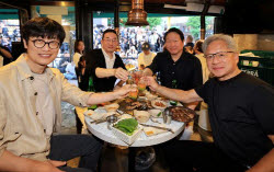 젠슨 황 ‘재팬 패싱’에…日서 AI 위기론 커져