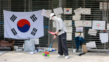 청소하는 잠실 개표소 시위대 봉사자들