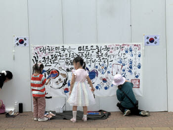 '잠실 개표소 시위'서 무료 과외·올공네컷 등 이색 체험존 등장…경찰은 장기전 대비
