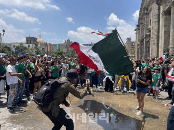텅 빈 거리·뜨거운 광장... "우리에겐 축구가 첫 번째"[북중미월드컵]
