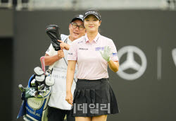 [포토]한진선-정수영,밝은 손인사로 출발                                                                                                                                                                  
