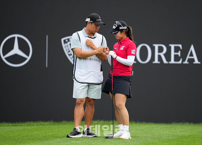 김지윤,콤비 캐디와 끝까지 파이팅해요                                                                                                                                                              