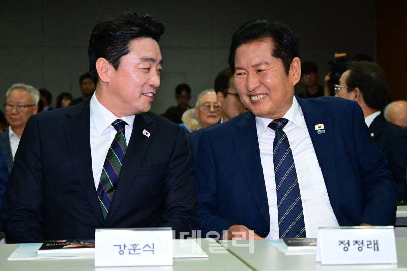  남북정상회담 기념식에서 대화하는 정청래 대표와 강훈식 실장                                                                                                                                       