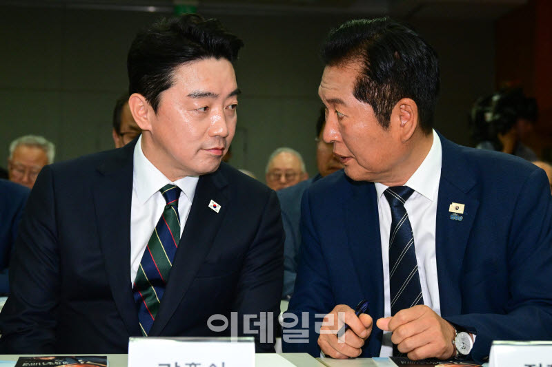  대화나누는 정청래 대표와 강훈식 실장                                                                                                                                                             