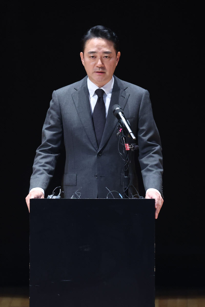 [포토]입장 밝히는 홍정도 중앙그룹 부회장