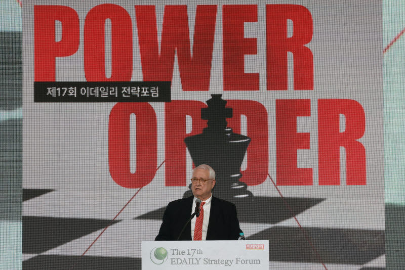 기조연설하는  존 햄리 전략국제문제연구소(CSIS) 명예회장                                                                                                                                           