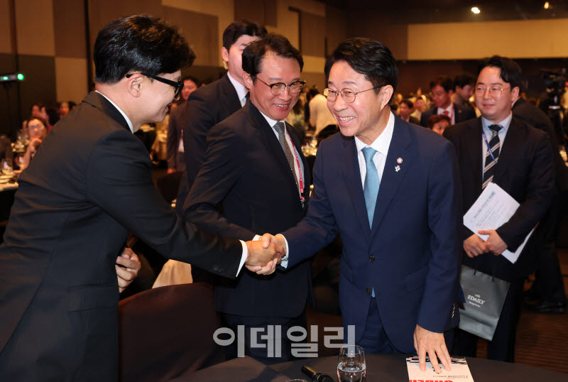 인사 나누는 조정식 국회의장-한동훈 의원                                                                                                                                                           