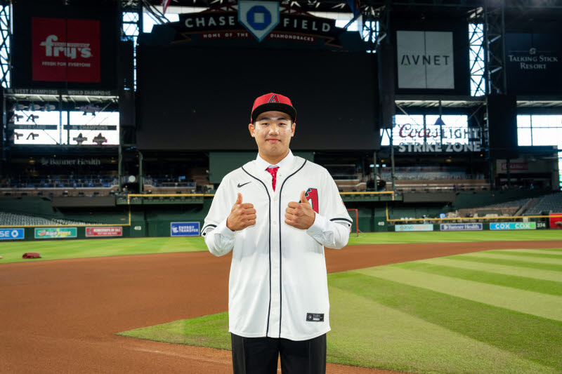 덕수고 투타 유망주 엄준상, MLB 애리조나 계약...계약금 23억원