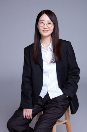 ‘LG 팬’ 김은희, ‘두산 팬’ 장항준… 잠실 마지막 시즌에 부부 시구·시타