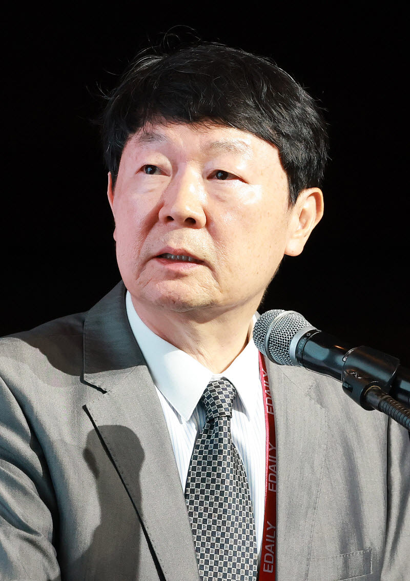 [포토]신관호 한국금융학회 회장, '힘의 재편과 생산적 금융: 글로벌 질서 변화 속 자본의 역할&ap...