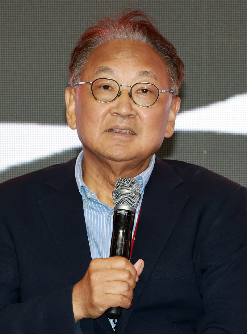 좌장맡아 토론 진행하는 유일호 전 경제부총리                                                                                                                                                       