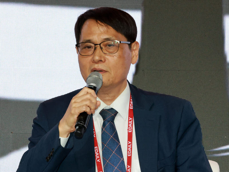 토론하는 전영준 전 한국재정학회장                                                                                                                                                                 