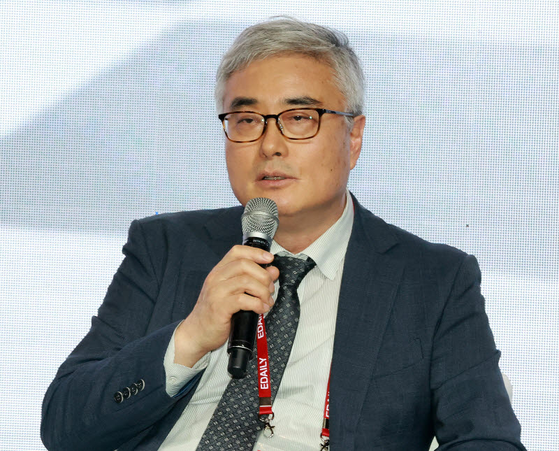 패널들과 토론하는 이영 한국조세재정연구원장                                                                                                                                                       