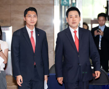 2주째 장동혁 버티기…"좀비 지도부로 보수재건 기회 상실"