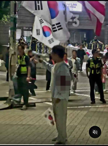 잠실 개표소 봉쇄 시위서 자해 소동…경찰이 제압