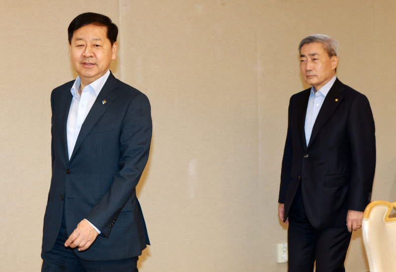 [포토]확대거시경제금융회의 입장하는 구윤철 부총리-신현송 총재