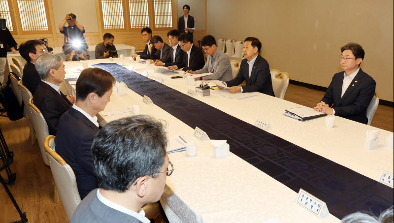 [포토]확대거시경제금융회의 열려