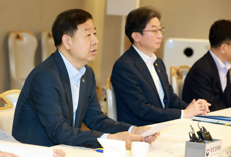 [포토]확대거시경제금융회의 주재하는 구윤철 부총리