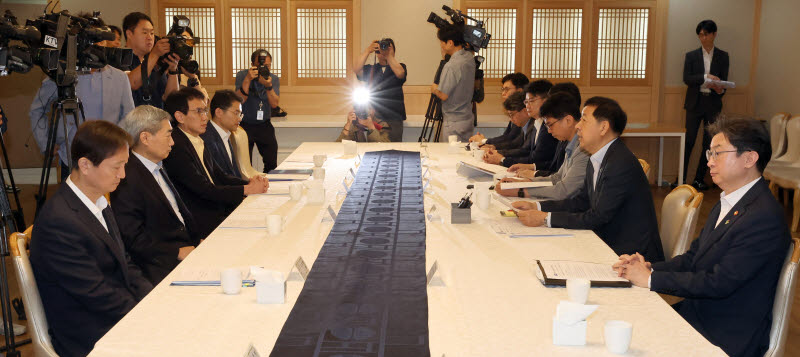 [포토]확대거시경제금융회의 시작합니다