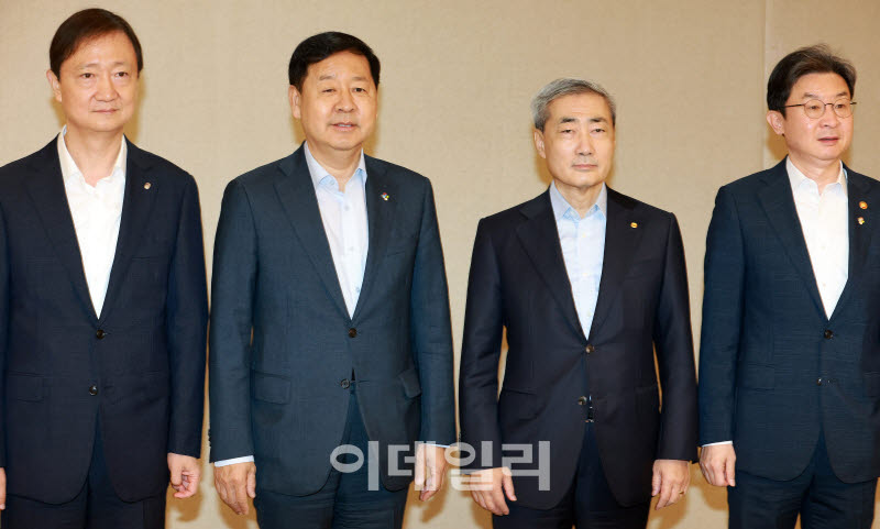 [포토]확대거시경제금융회의 앞서