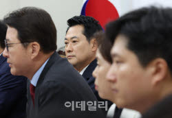 [포토]발언 듣는 장동혁 대표'                                                                                                                                                                       