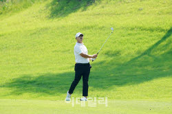 [포토] 타구 바라보는 배용준                                                                                                                                                                             