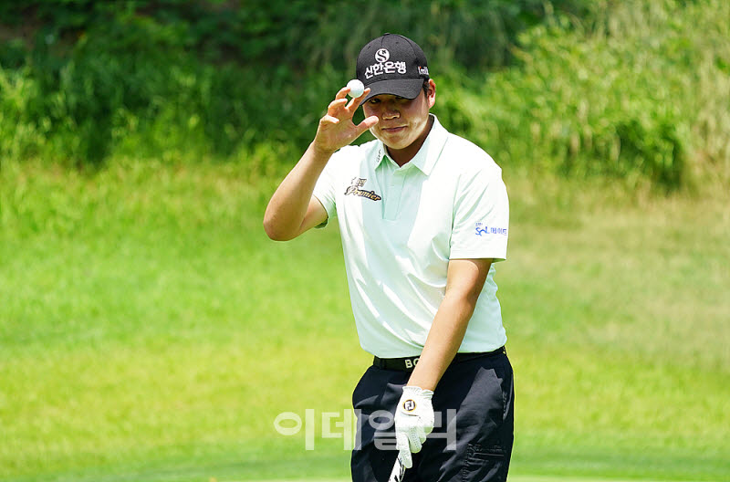  장유빈, 갤러리의 박수에 화답하며 홀아웃                                                                                                                                                          