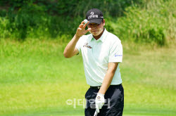 [포토] 장유빈, 갤러리의 박수에 화답하며 홀아웃                                                                                                                                                          