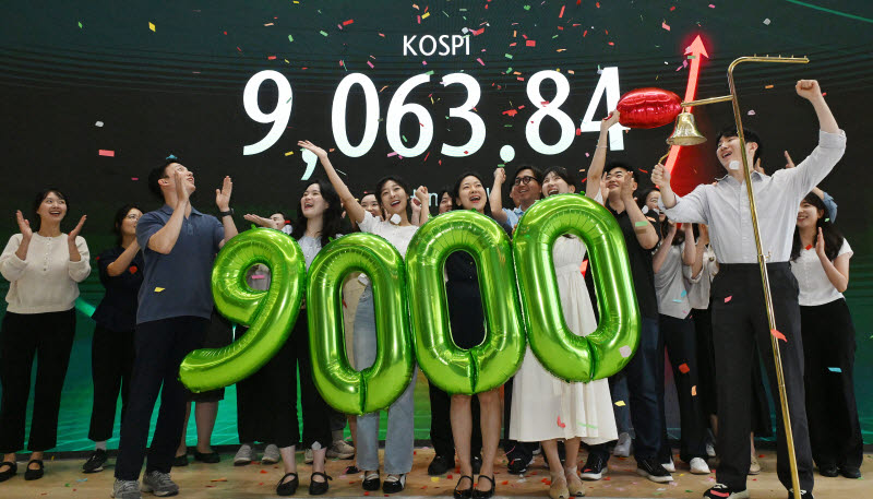 [포토]코스피, 9,000 돌파 '종이 울리다!'