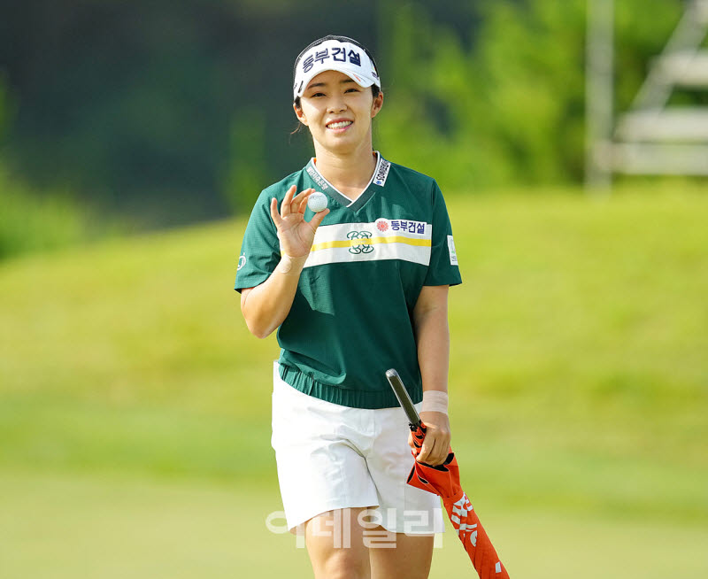 김수지,첫 홀 반가운 볼인사                                                                                                                                                                        