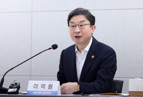 커피 들고 성수동 찾은 금융위원장, 청년미래적금 가입 독려