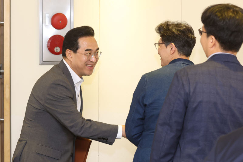[포토]전문가들과 인사 나누는 박홍근 장관