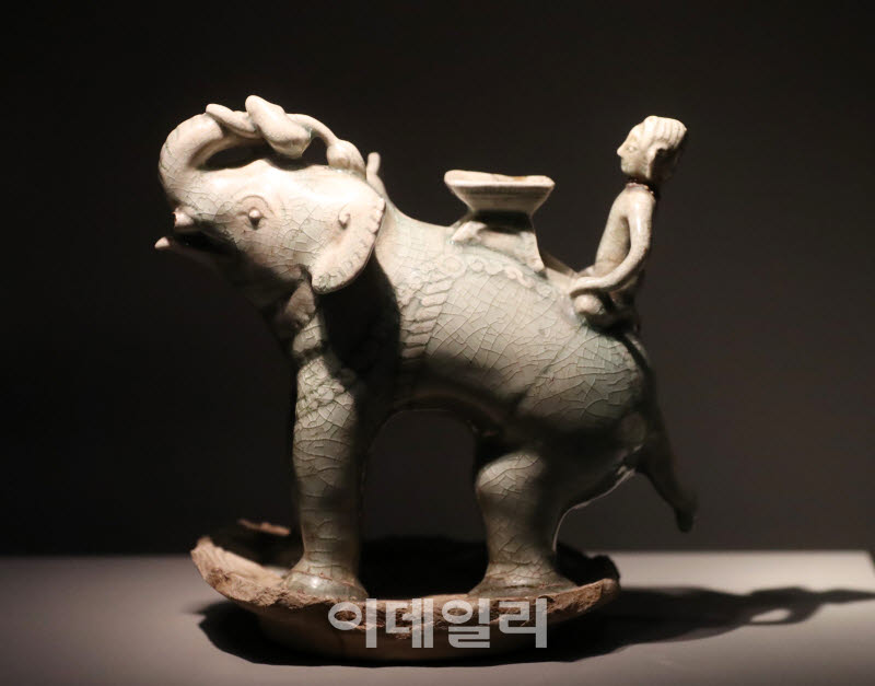 [포토] 태국미술명품전-'조련사와 코끼리 인형'