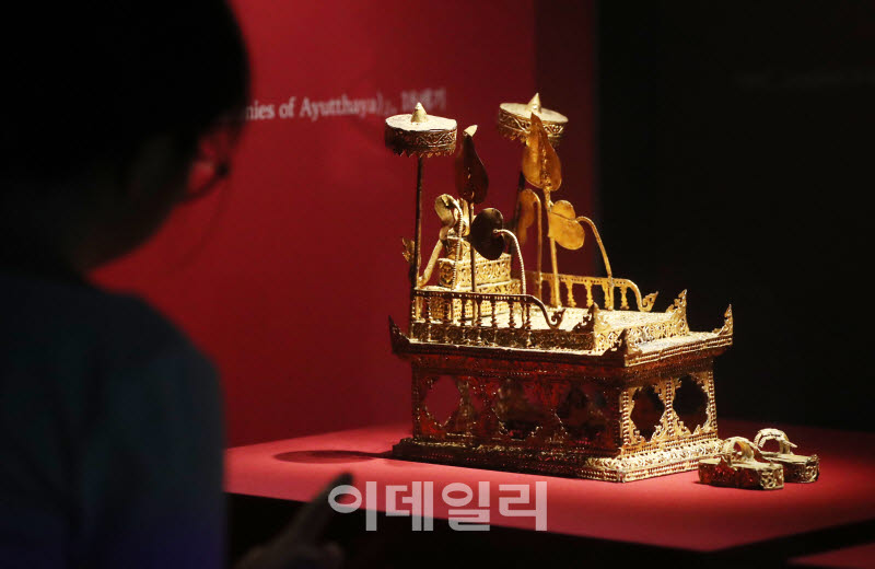 [포토] 태국미술명품전-'왕좌와 왕의 상징물 모형'